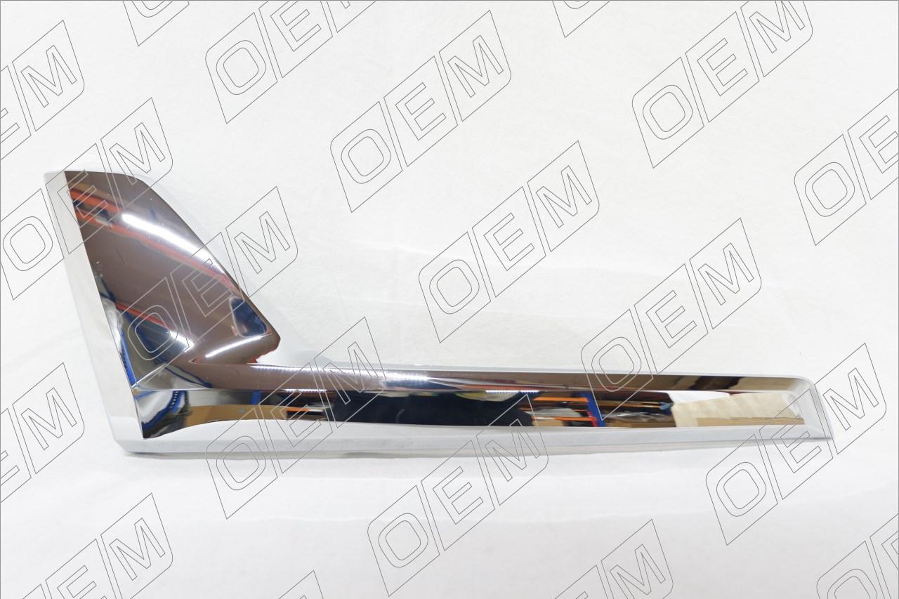 Накладка решетки радиатора правая  Toyota  Land Cruiser  200 